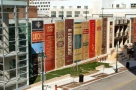 Raftul uriaș de cărți – soluția ingenioasă de a masca parcarea de lângă una dintre cele mai frumoase biblioteci ale Americii (FOTO)
