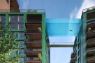 Premieră mondială: piscina transparentă suspendată, ce leagă două blocuri cu zece etaje