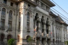 Trei instituții pentru a rezolva o problemă: parcarea ilegală de pe trotuarul din fața Primăriei Municipiului București