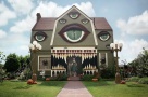Decor de Halloween: casa transformată în monstru, doar cu polistiren, vopsea și creativitate (FOTO)