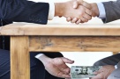 România: de vânzare, ilegal. Vinovate de sărăcie și corupție sunt privatizările făcute pe genunchi