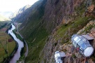 Capsule transparente, agățate de stâncă: locuri de cazare în Peru, pentru curajoși (FOTO)