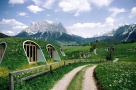Casa hobbit, în realitate: locuințe prefabricate, asamblate în doar trei zile (FOTO)