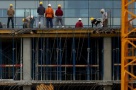 Planul anticriză al imobiliarilor: construim acum şi vindem când trece