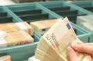 Românii îşi plătesc mai greu creditele în valută