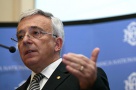 Isarescu cere pentru prima data bancherilor sa reduca substantial dobanzile la credite