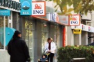 De ce nu închid băncile sucursalele neprofitabile?