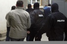 Bătrâni traficaţi pentru case: trei tineri, arestaţi pentru că furau imobilele pensionarilor