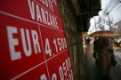 Cât va fi cursul la jumătatea anului. Pe ce cotaţie pariază bancherii