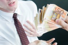Bancherii se grabesc sa taie dobanzile dupa semnalul BNR. Dar mai intai la depozite